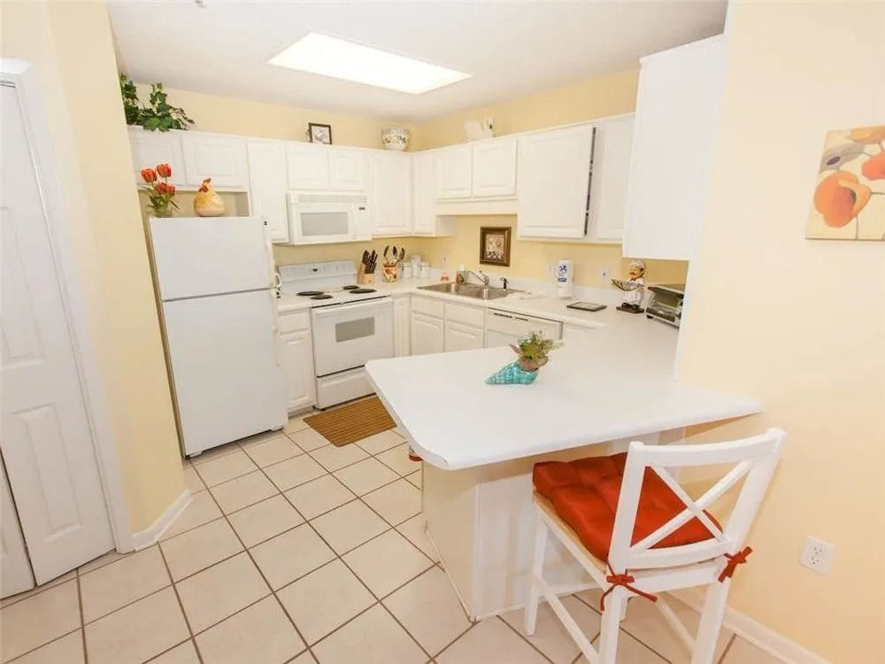 Phoenix VI 1210 - 2 Br condo by RedAwning