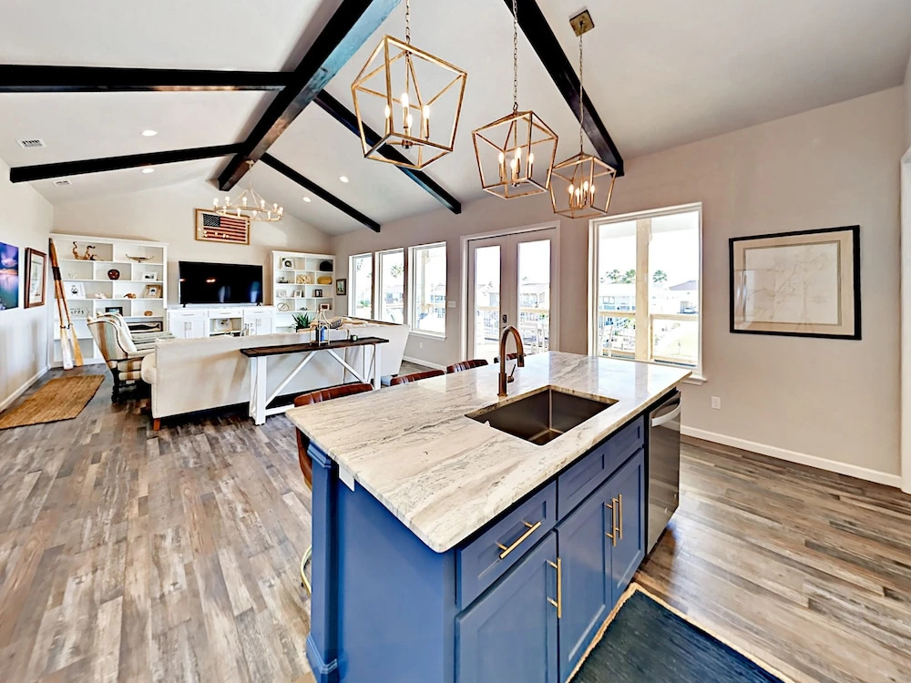 Canal-Front - 3 Br Home
