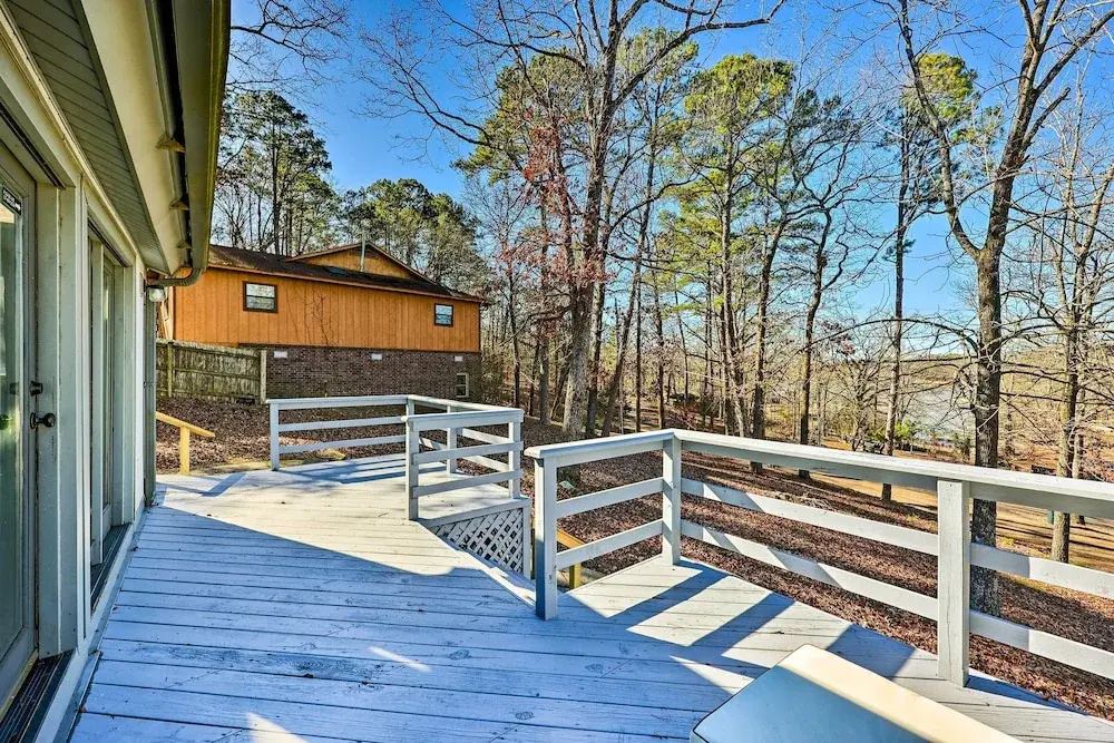 Hot Springs Getaway w/ Beautiful Lake Views