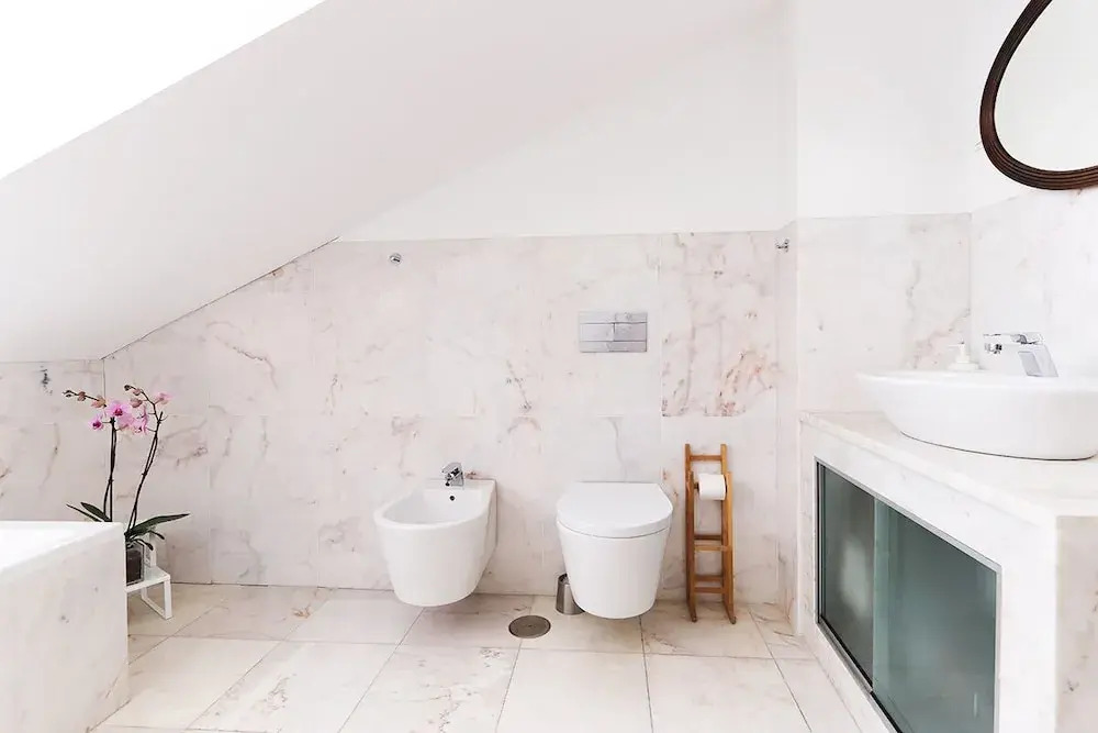 JOIVY Bold & classy 2BR home w/balcony in Baixa, moments from shopping streets