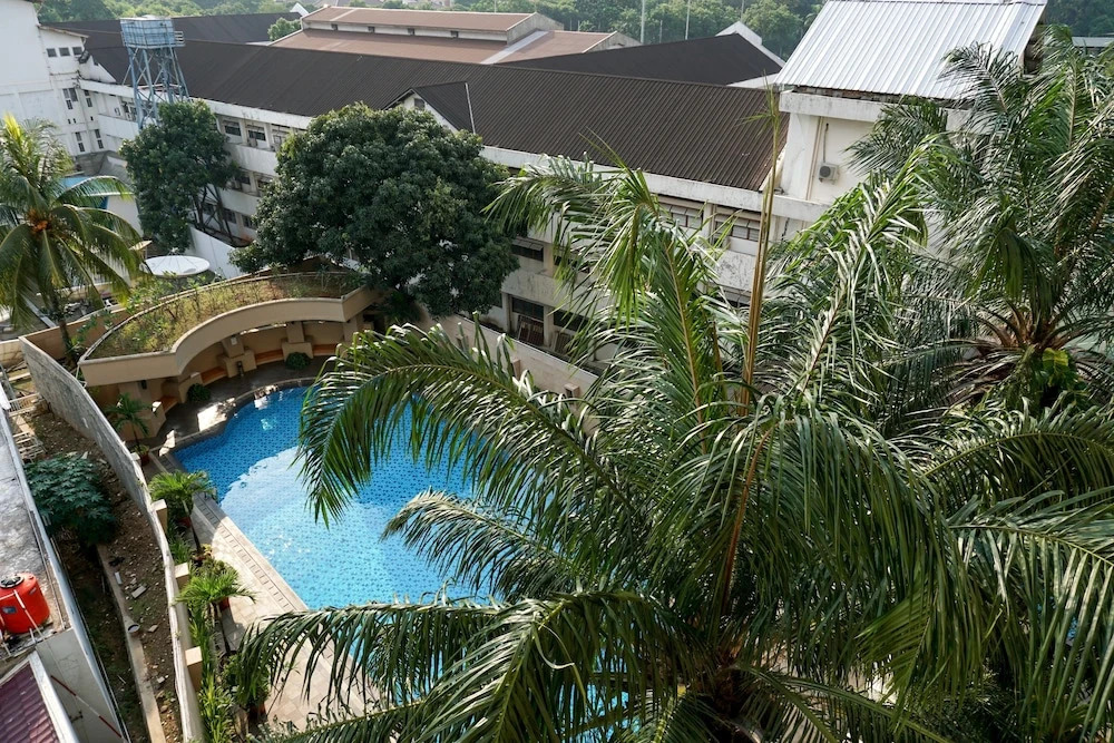 2Br with Pool View at Beverly Tower Apartment