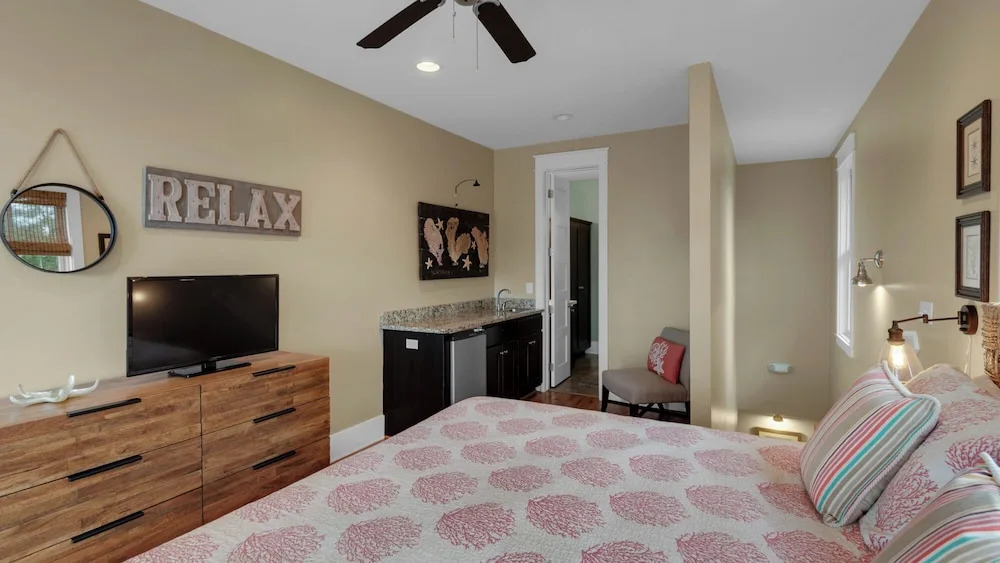 5 Bedrooms - 2 Neighborhood Pools - Tennis