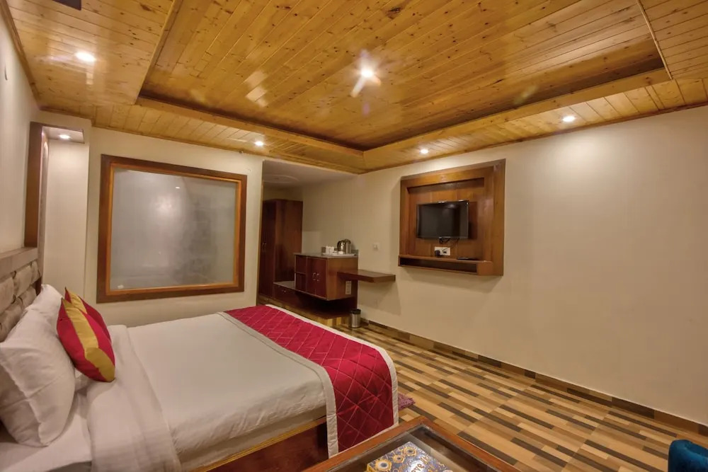 Snow Citys Montana Blues Resort Manali - Heated & Air-Cooled Stay