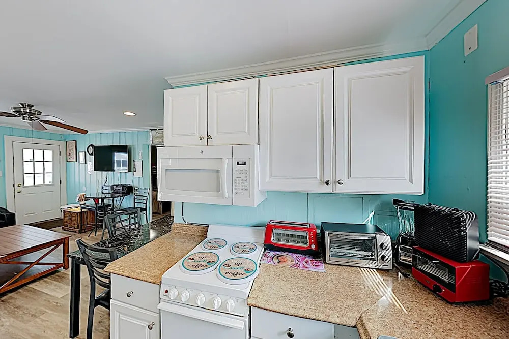 New Listing! Updated Apartment - Walk To Beach 3 Bedroom Apts
