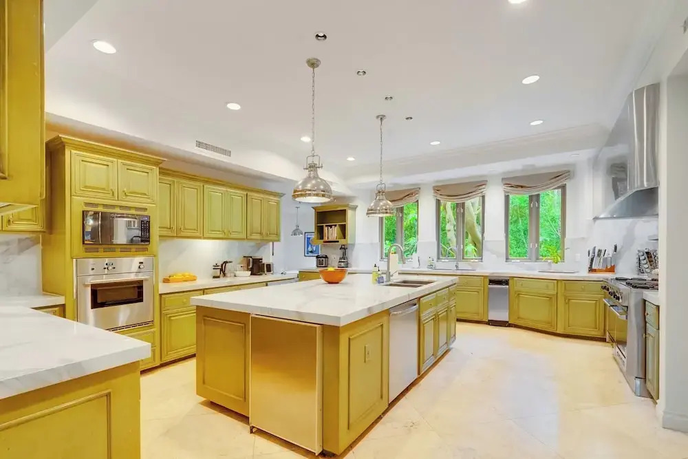 Carolwood - Modern Tuscan Villa With Rolling Lawns and Loggia in Holmby Hills