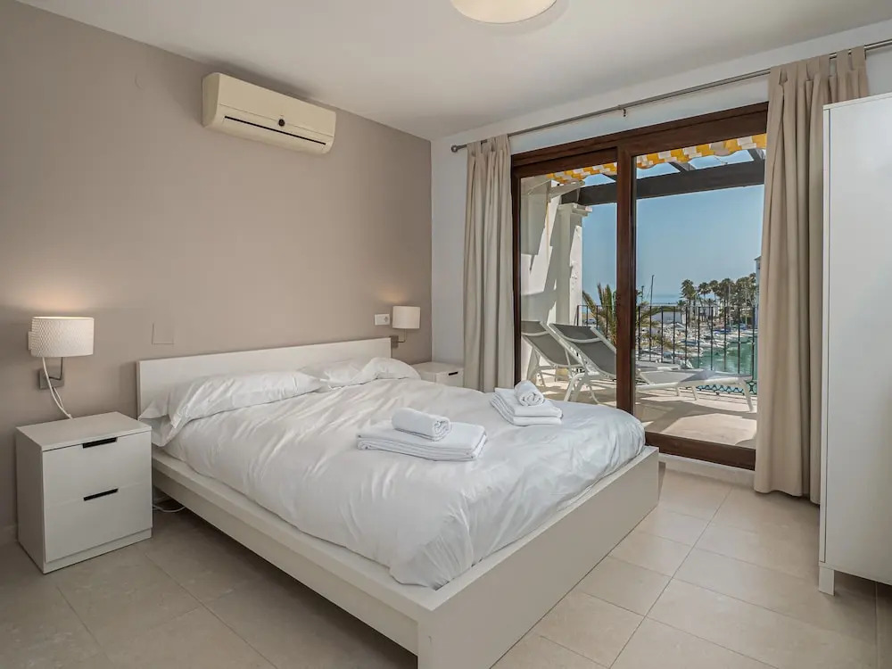 Beautiful Duquesa Harbour apt 2001