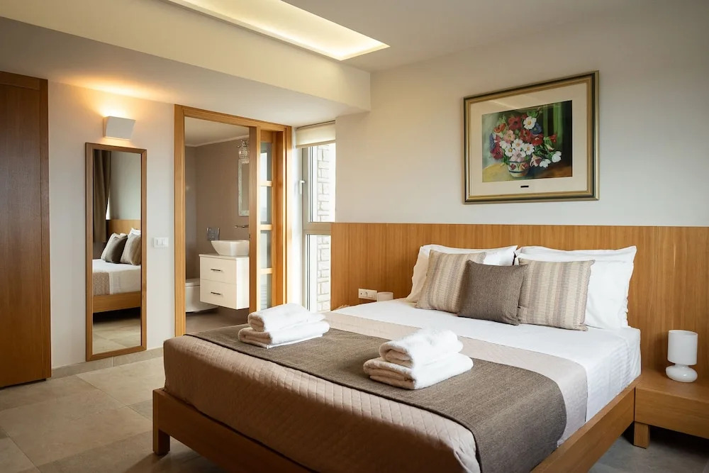 Villa - Sleeps 10 - Pool - Parking - Pool Table
