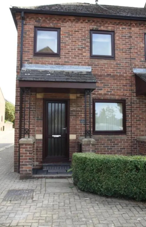 City Centre Town House with Riverside Views and Free Parking 1BAK