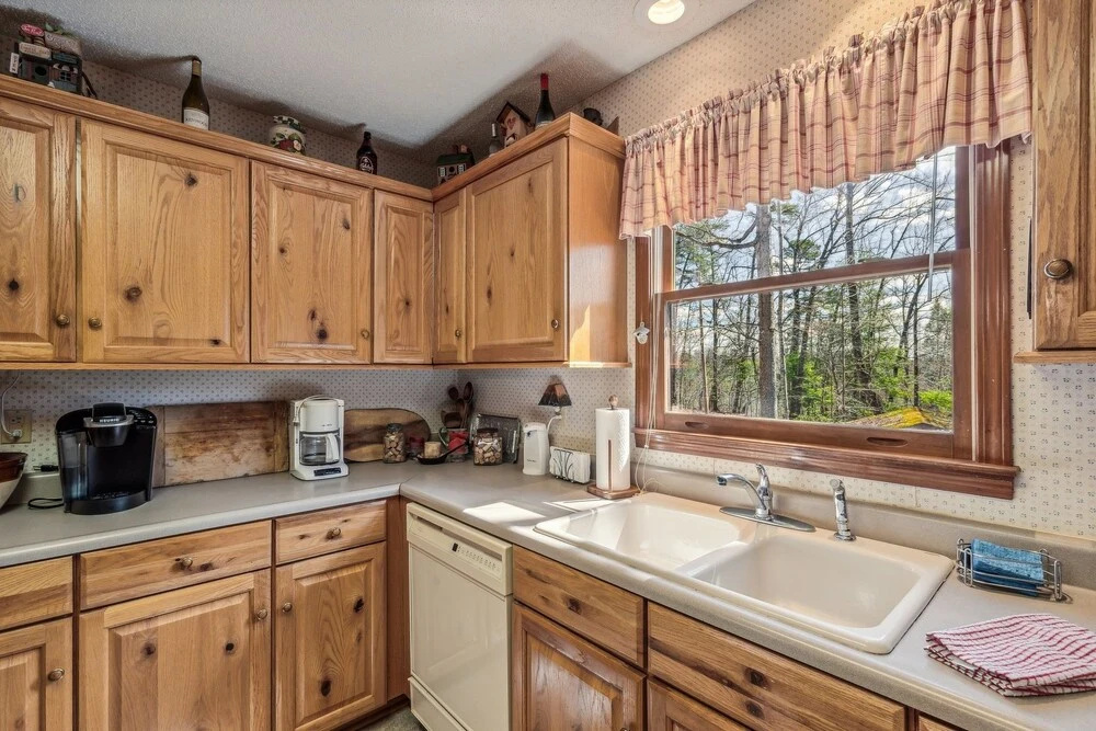Warm And Cozy Cabin In Lake Lure, Nestled In Hardwood Trees, Peaceful Home- Wifi 3 Bedroom Home by Sunscape Property Management