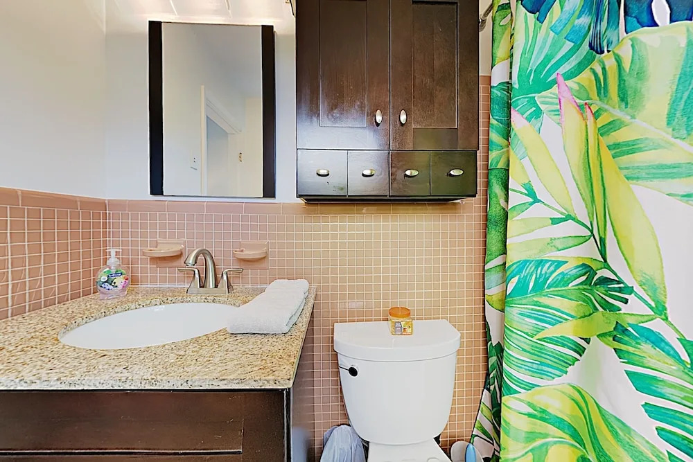 Lush Tropical W/ Private Pool - Near Beach 3 Bedroom Home