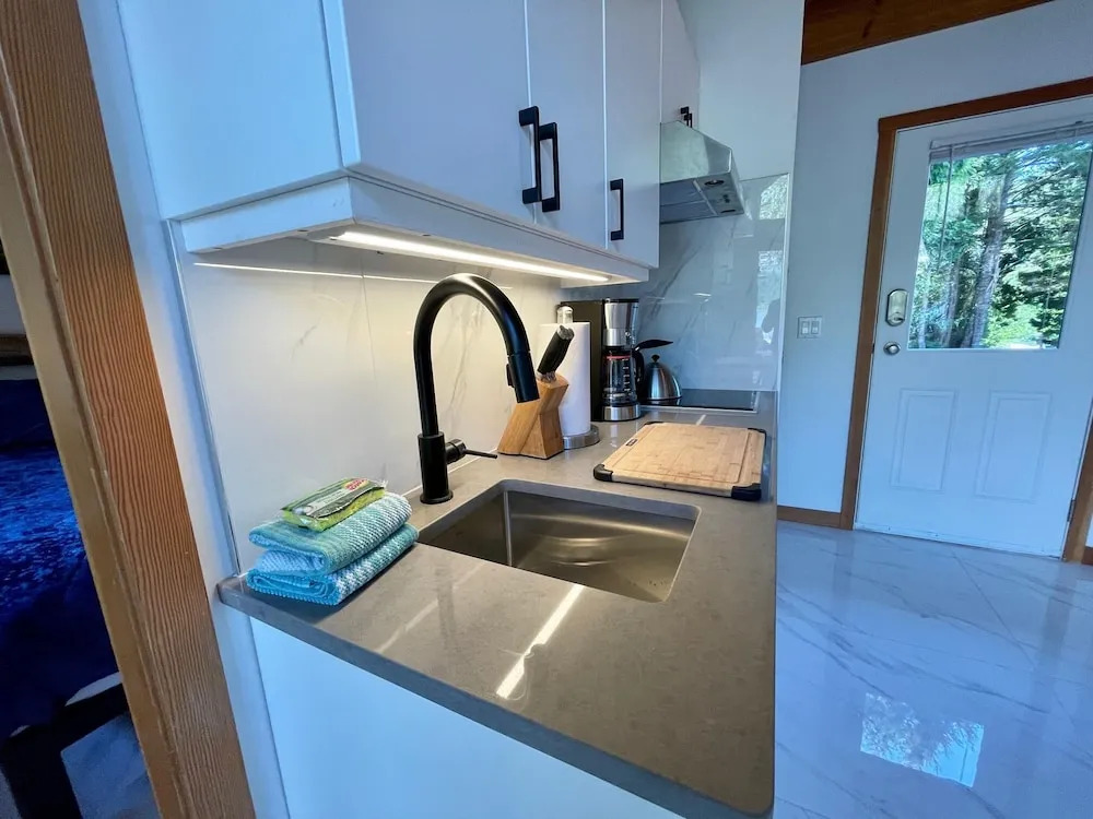 Private Oceanfront Cabin And Hot Tub! - Gww