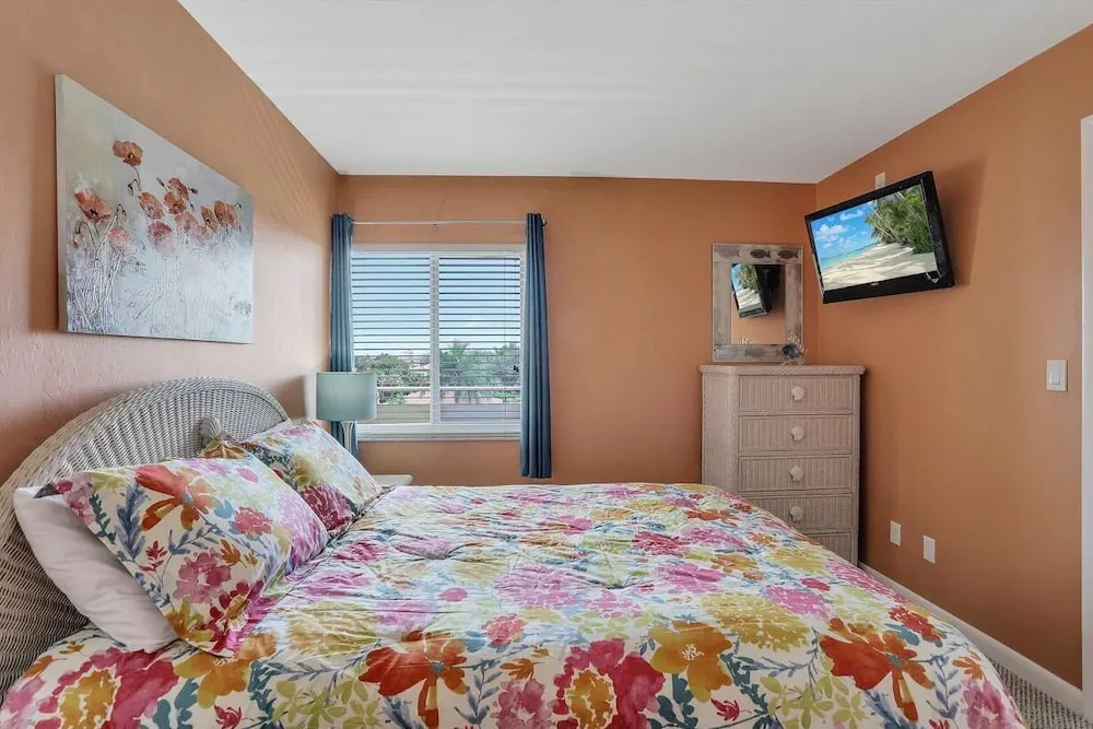 Breezy Condo With Deluxe Pool and Private Beach Access