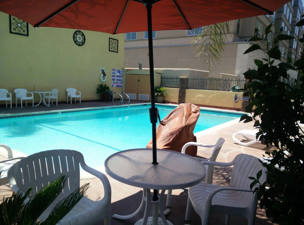 Anaheim Islander Inn and suites near Park and Convention center