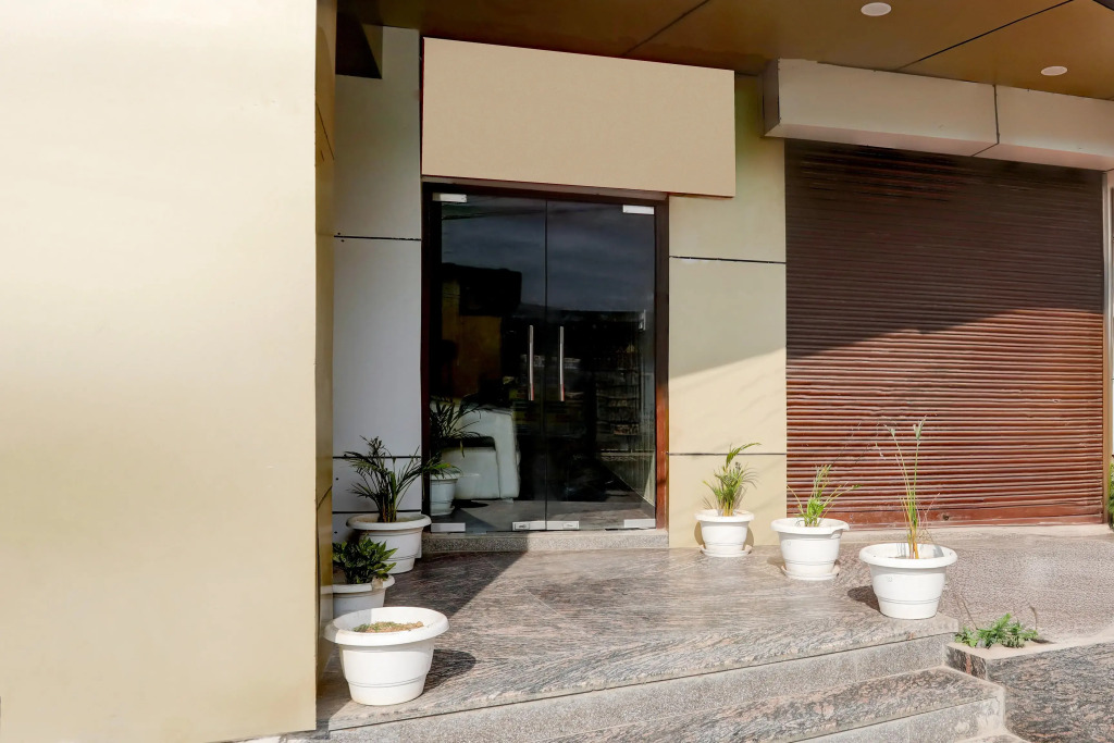 Super OYO Hotel O Sankat Mochan Gandhi Nagar