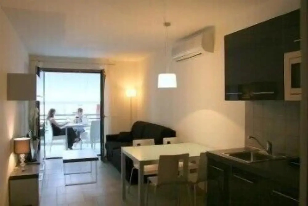 Lacroma Aparthotel