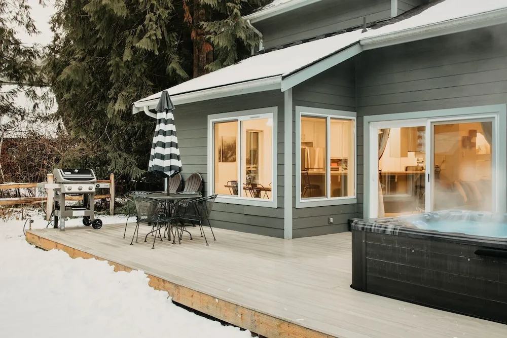House w Hot Tub - Wifi - Fireplace - Pets Ok