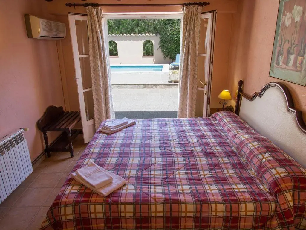 Can Suavet Dos - a great 3 bedroom villa with AC and private pool 15 mins walk to supermarket