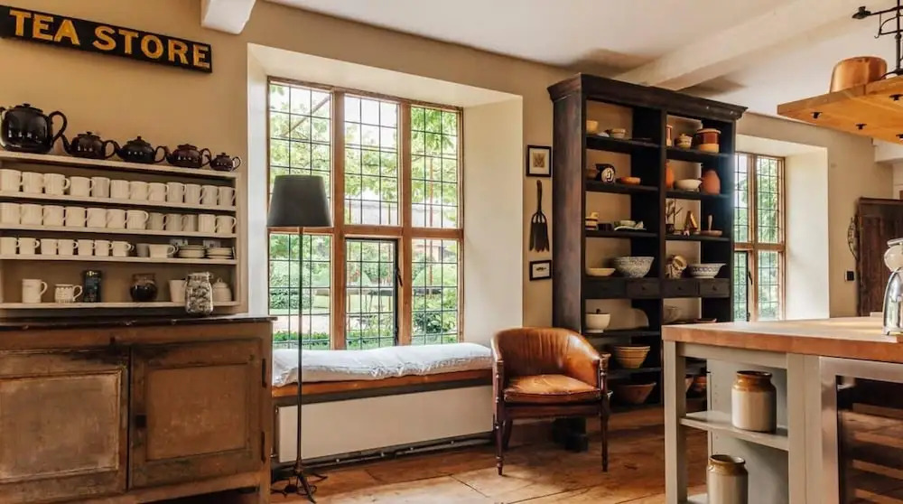 Lavish Tudor Hall Gardens - Sleeps 14