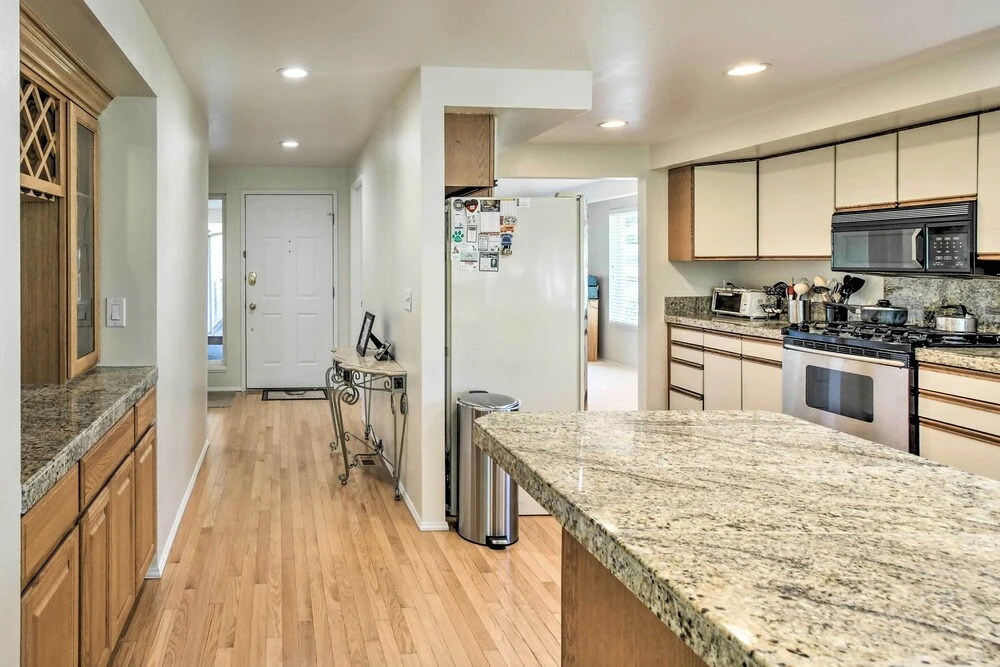 Spacious Family Home on Golf Course: Hike & Bike!