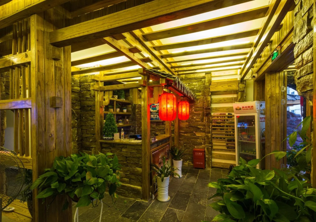 Destination Youth Hostel-Walk 5 minutes to east entrance of national park,Coffee,Book tickets,Laundry service,Experienced tour guide service