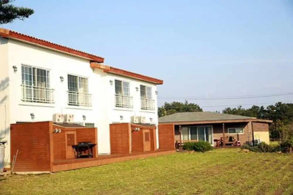 Jeju Owl House Pension(부엉이집 펜션)