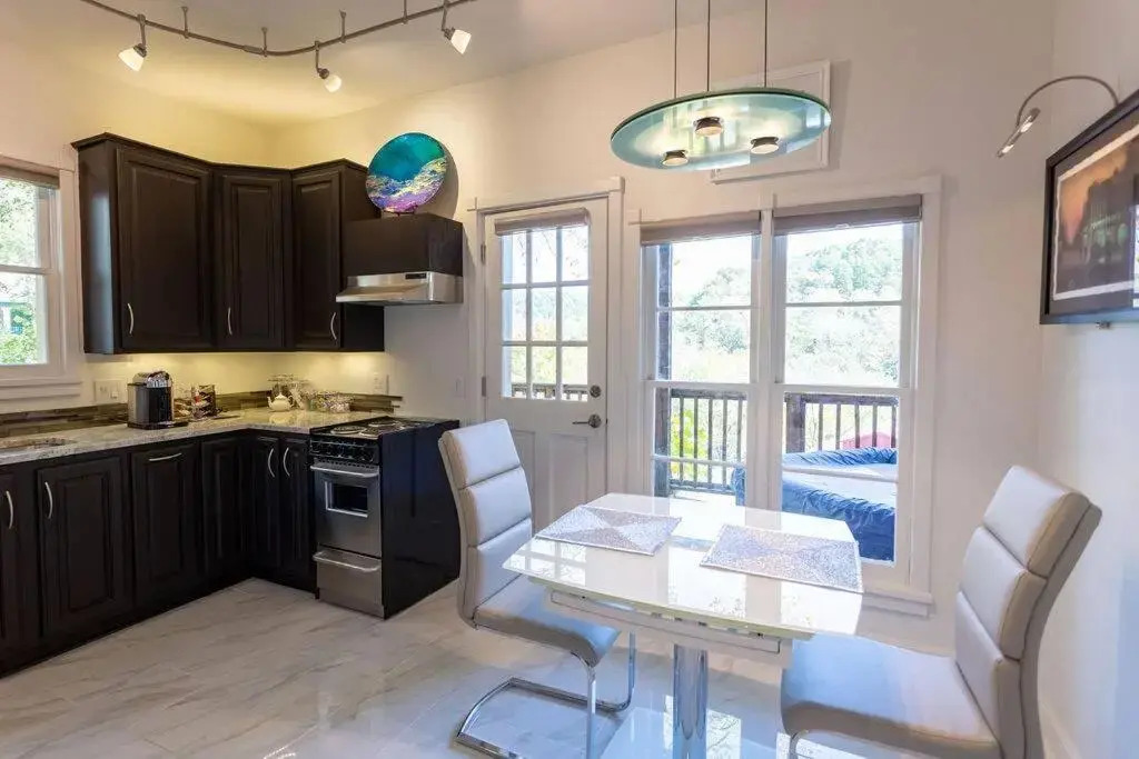 Private Luxury Suite with Hot Tub Downtown Eureka Springs