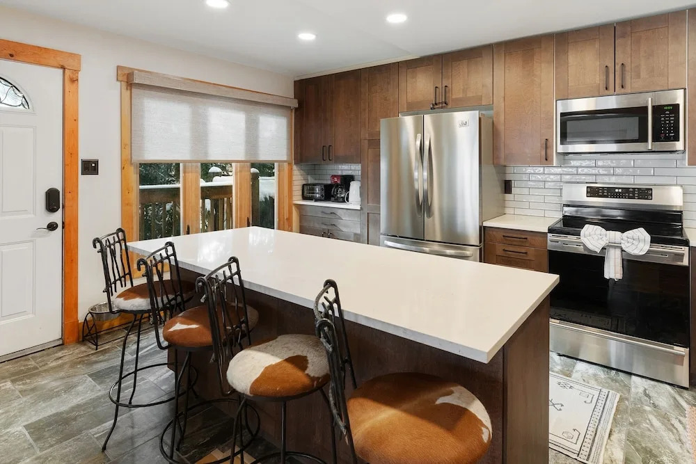 Winterset 8 pet Friendly 4 Bedroom Townhouse by RedAwning