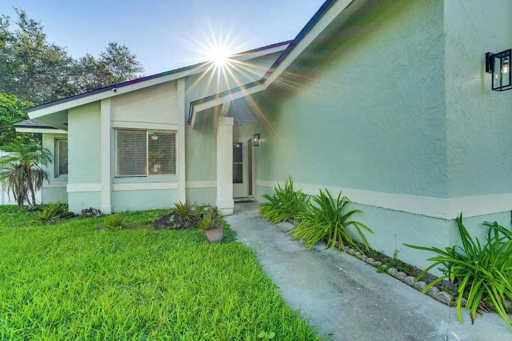 3 Mi to Seaworld! Suburban Home w/ Screened Porch