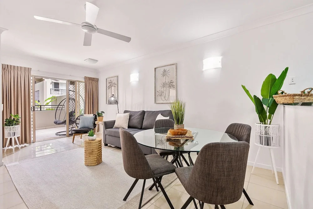 Lux Apartment Cairns - 9 Pools BBQ Gym