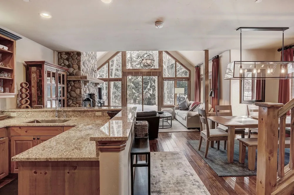 High Ceilings, Natural Light- 3 Bedroom Arrowhead Village Condo