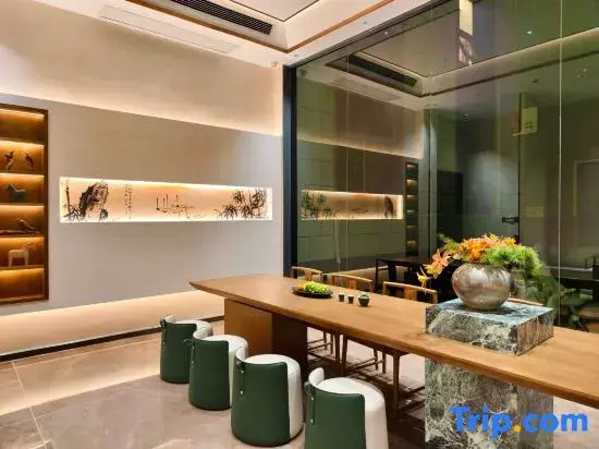 Yiyun Jingyue Hotel (Yingzhou Wanda Plaza Erli Well Night Market)