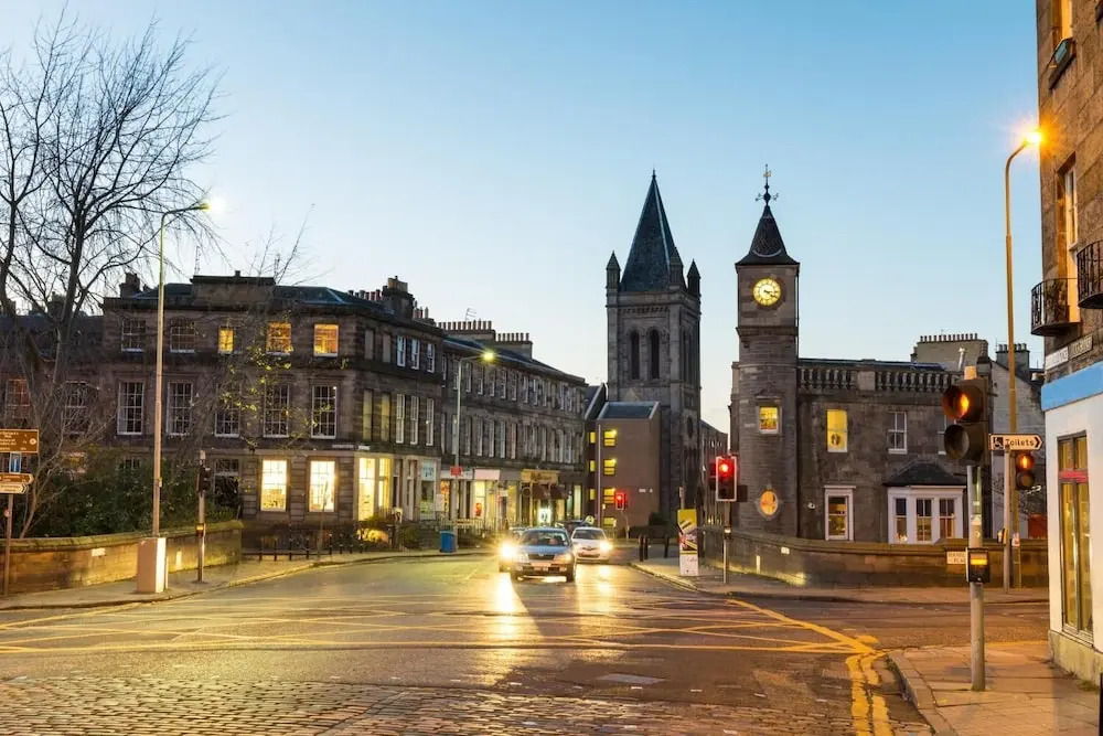 2 Bedroom Flat Near the Dean Village