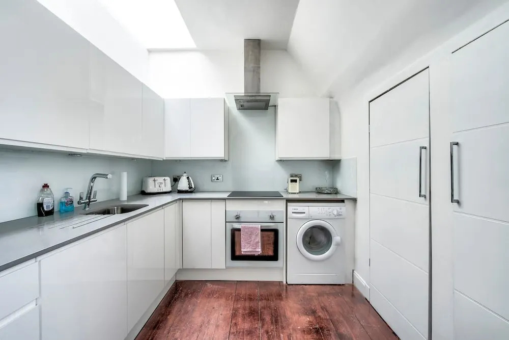 Modern 2BR Home on the Royal Mile!