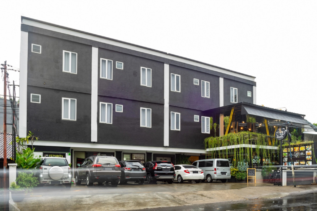 RedDoorz near Botani Square Mall