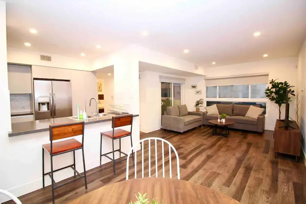Los Angeles Grand Suites • Free Reserved Parking