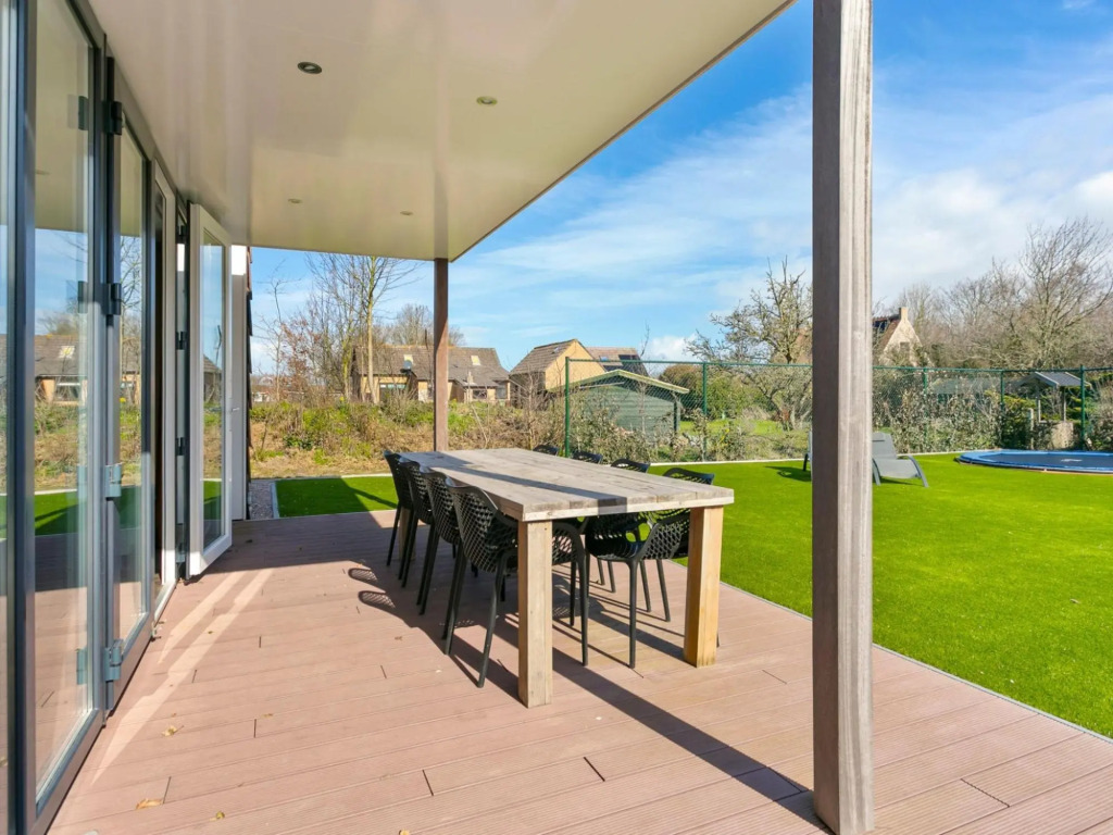 Luxury villa 2 minutes from the beach with a spacious garden and veranda