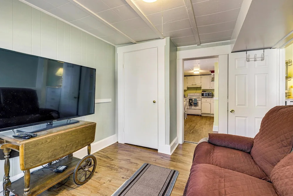 Near Trails & Lakes! Pemigewasset River Townhome