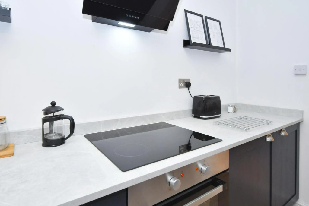Elm House by YourStays - 3 Bedroom - Modern Home in Crewe