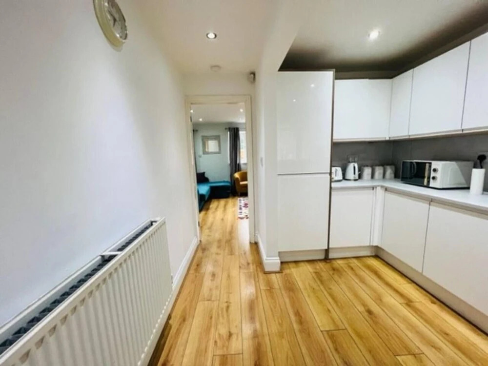 4 Bed House - Sleeps 9 - Garden - Parking - Wifi
