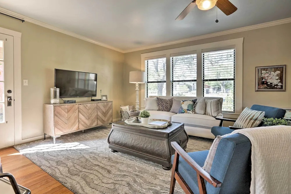 Fredericksburg Cottage w/ Grill - Walk to Main St!