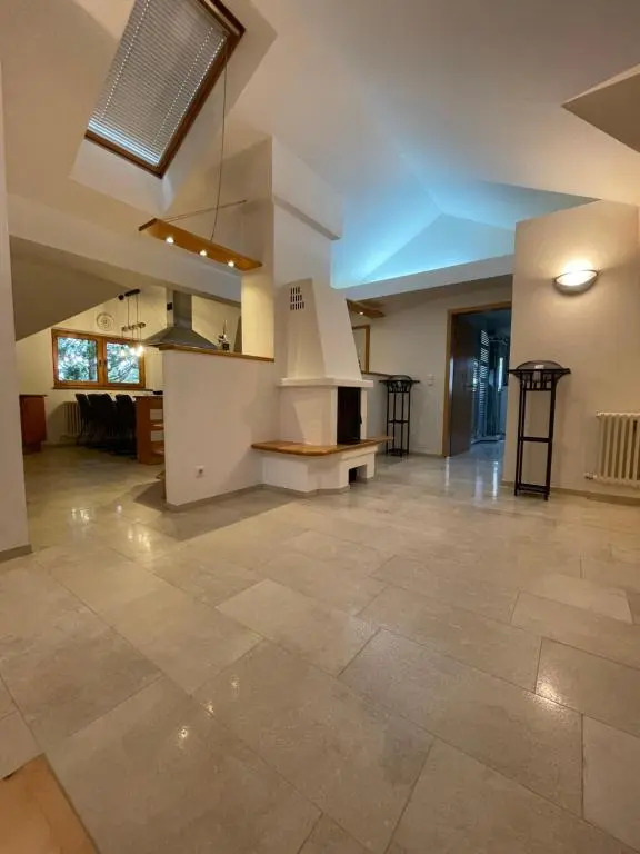 Undertheroof at