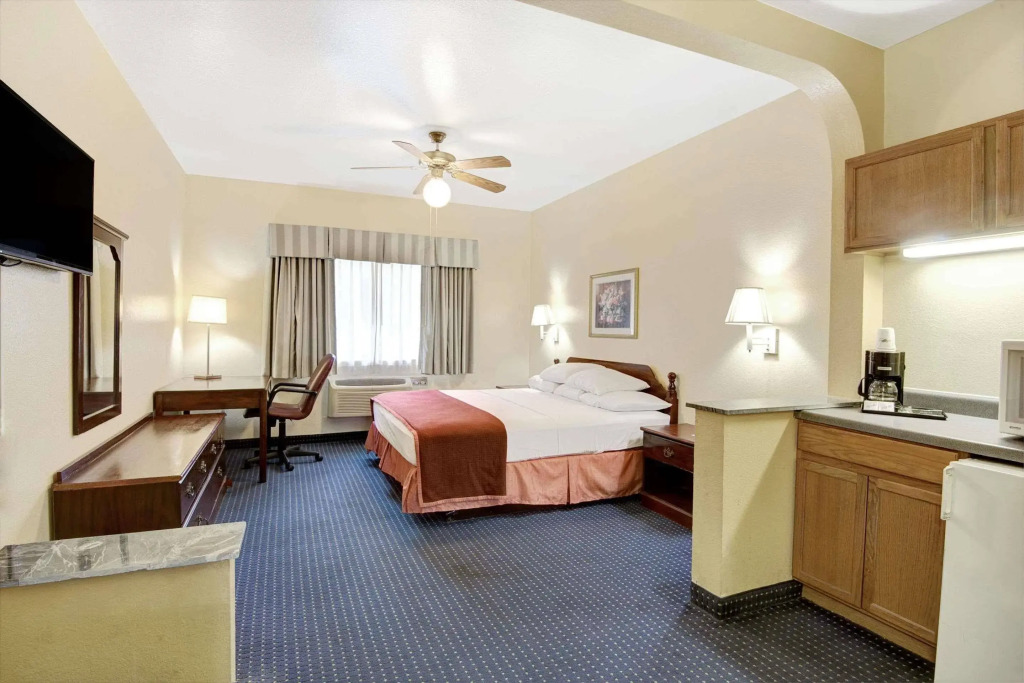 Howard Johnson Suites Central