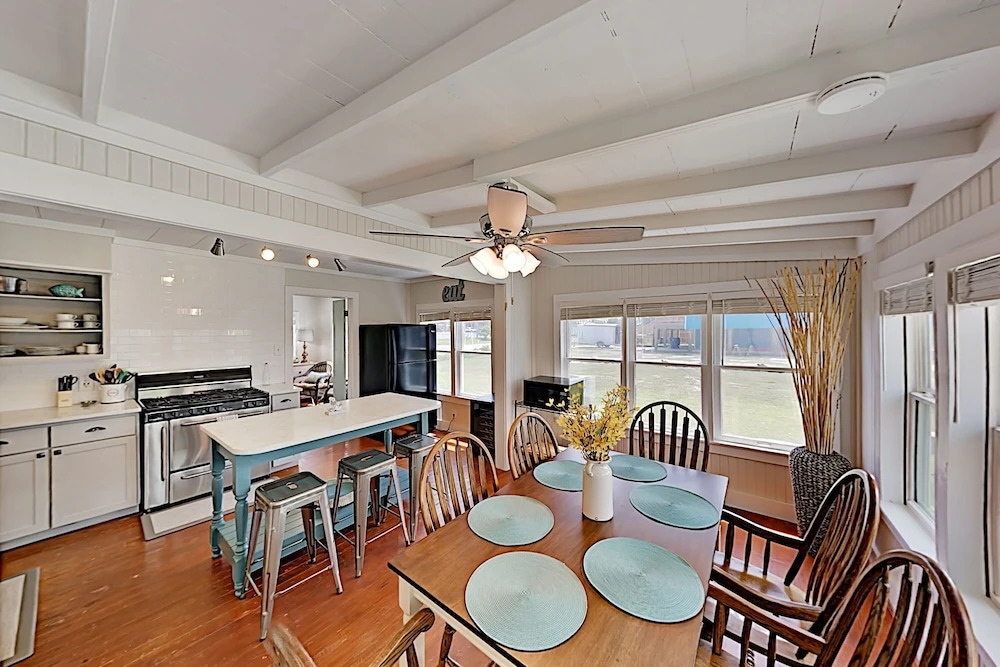 Charming Downtown Getaway W/ Spacious Interior 2 Bedroom Home