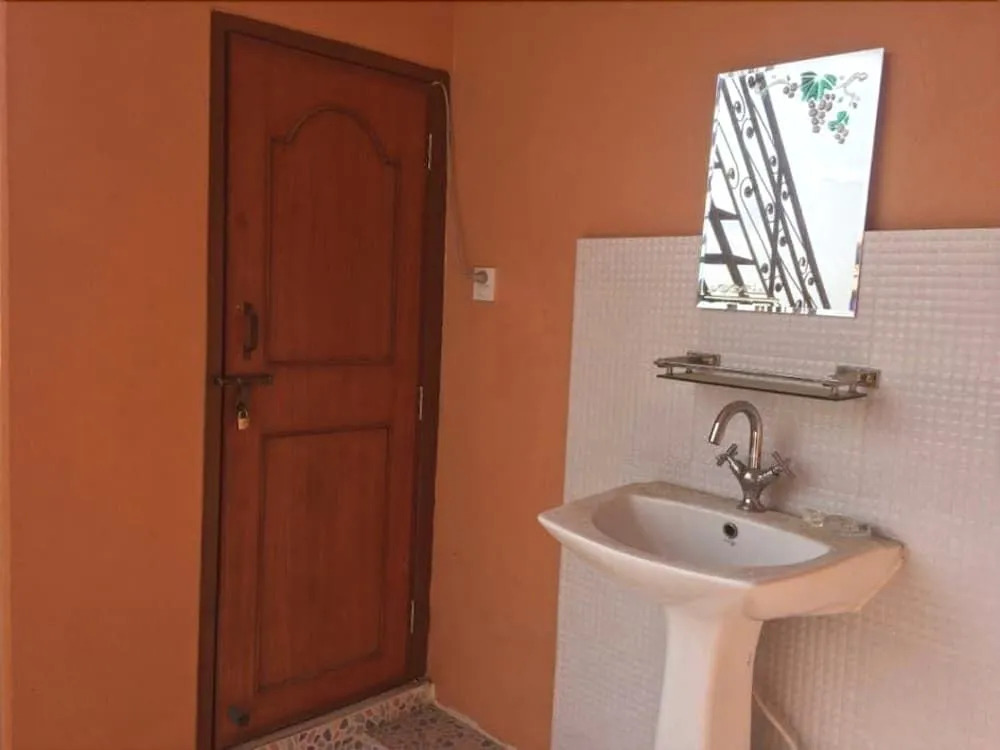 Lakeway Apartments and Rooms
