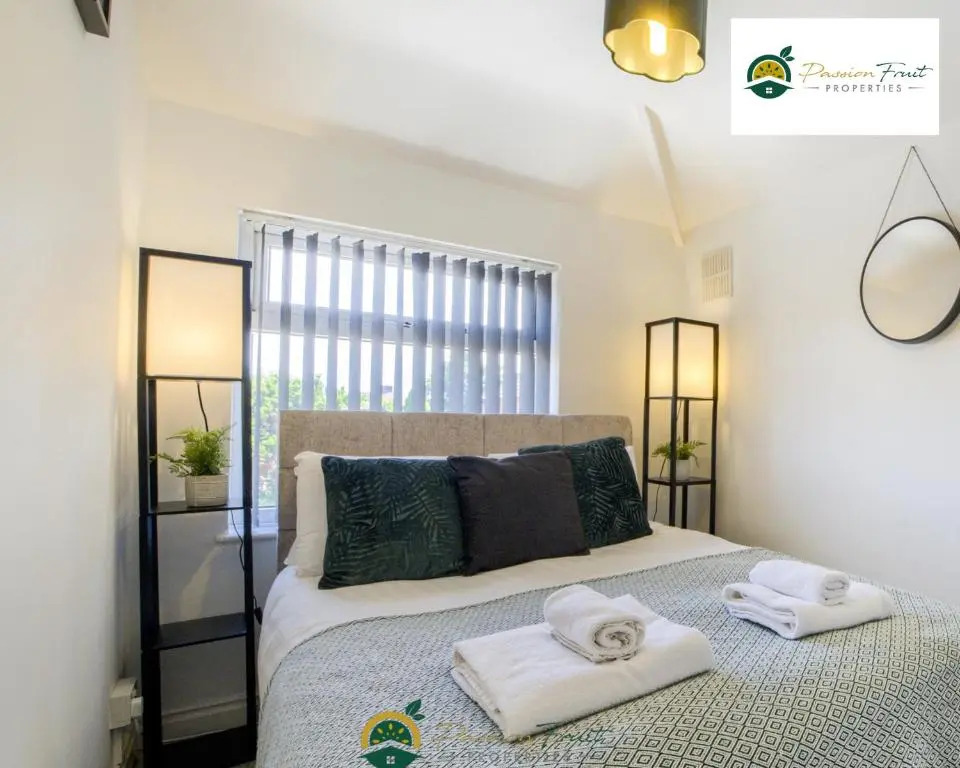 3 Bedroom Coventry House By Passionfruitproperties with Free Wi-fi, Large Garden and Driveway - 52NRC