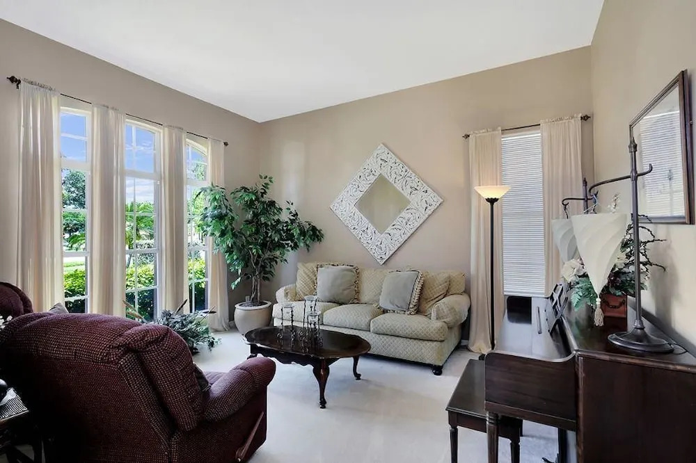 Piccadilly Cir Home