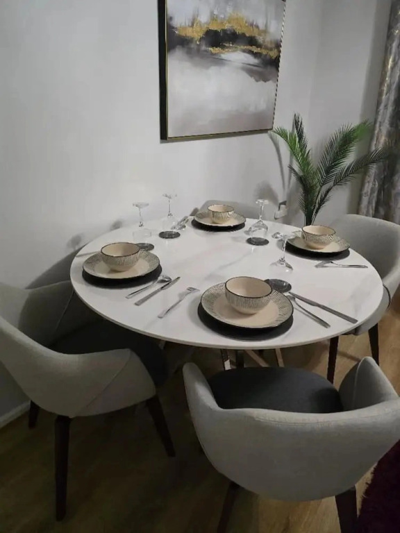 Hornchurch Cozy 2-bed Flat With Street Parking