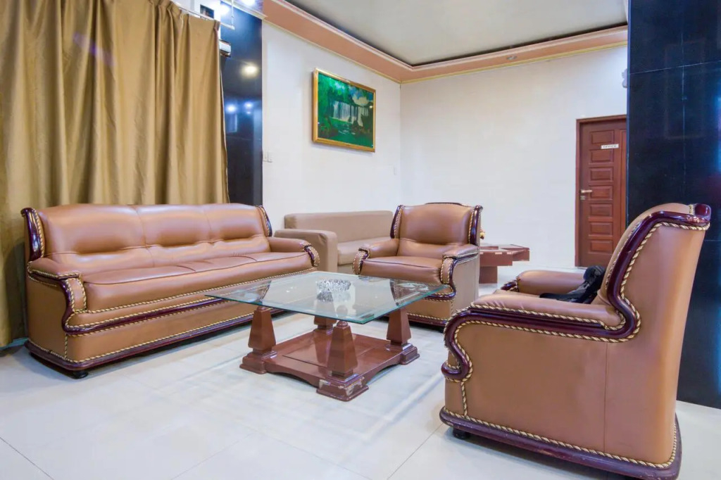 OYO 3023 Yellow Residence