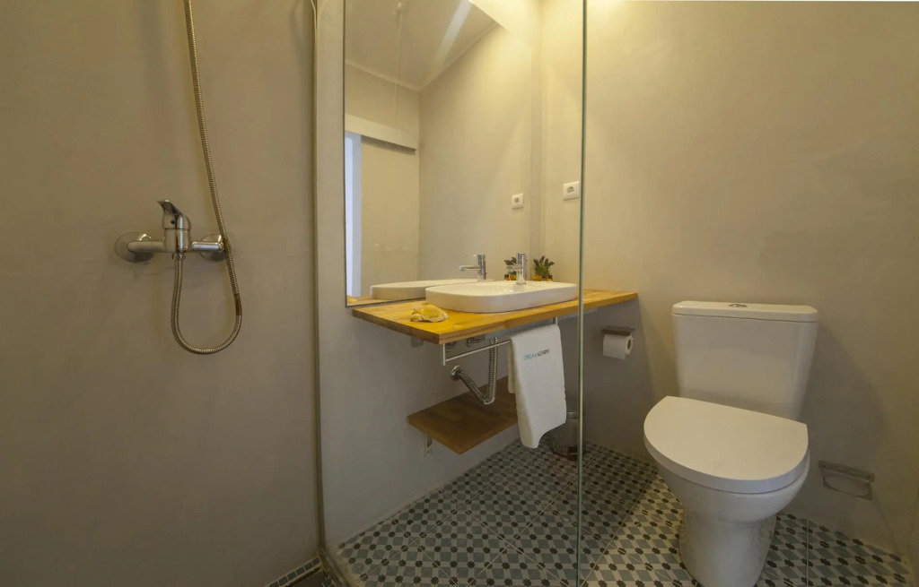 B38 - Tamar & Patio