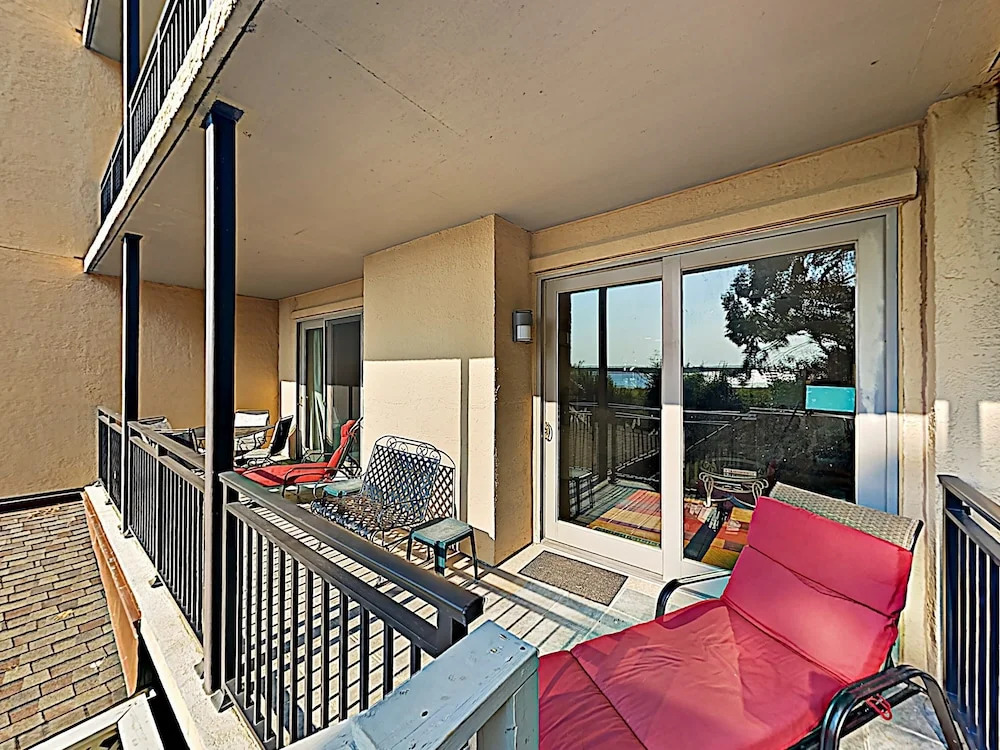New Listing! All-suite Ocean-view W/ Pool 2 Bedroom Condo